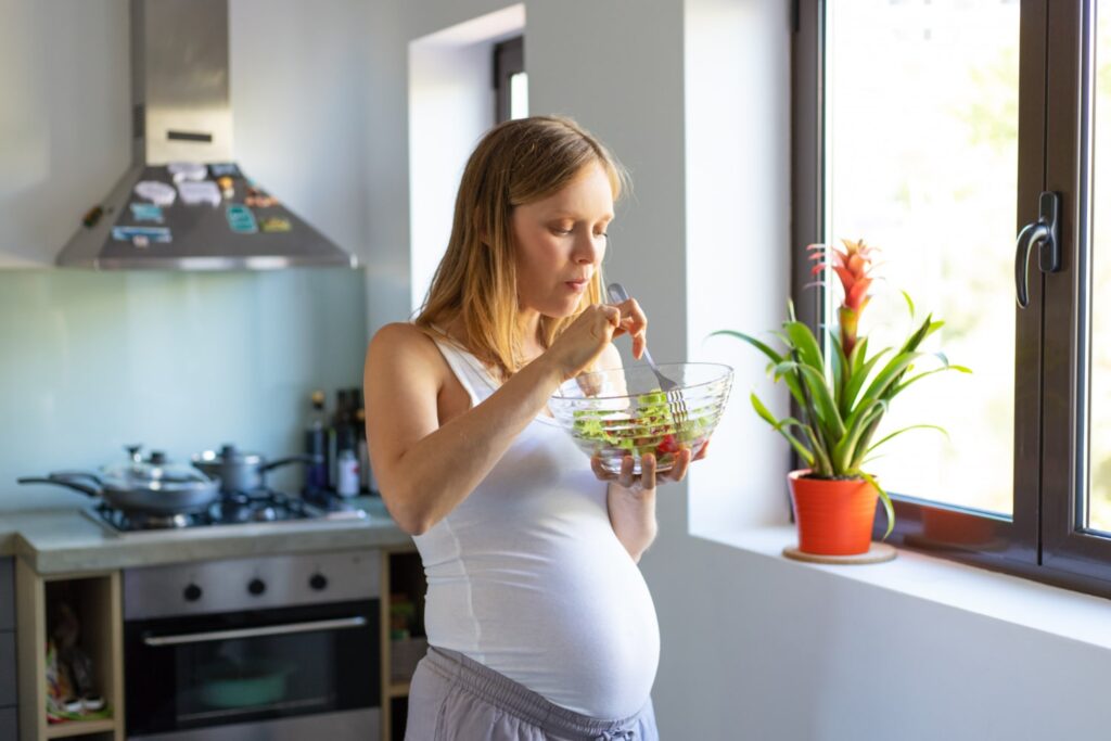 Pregnant women having breakfast